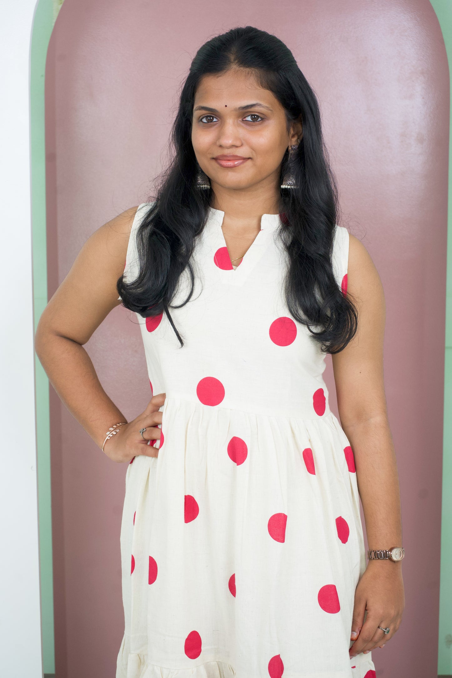 Sleeveless frock with machine embroidery.