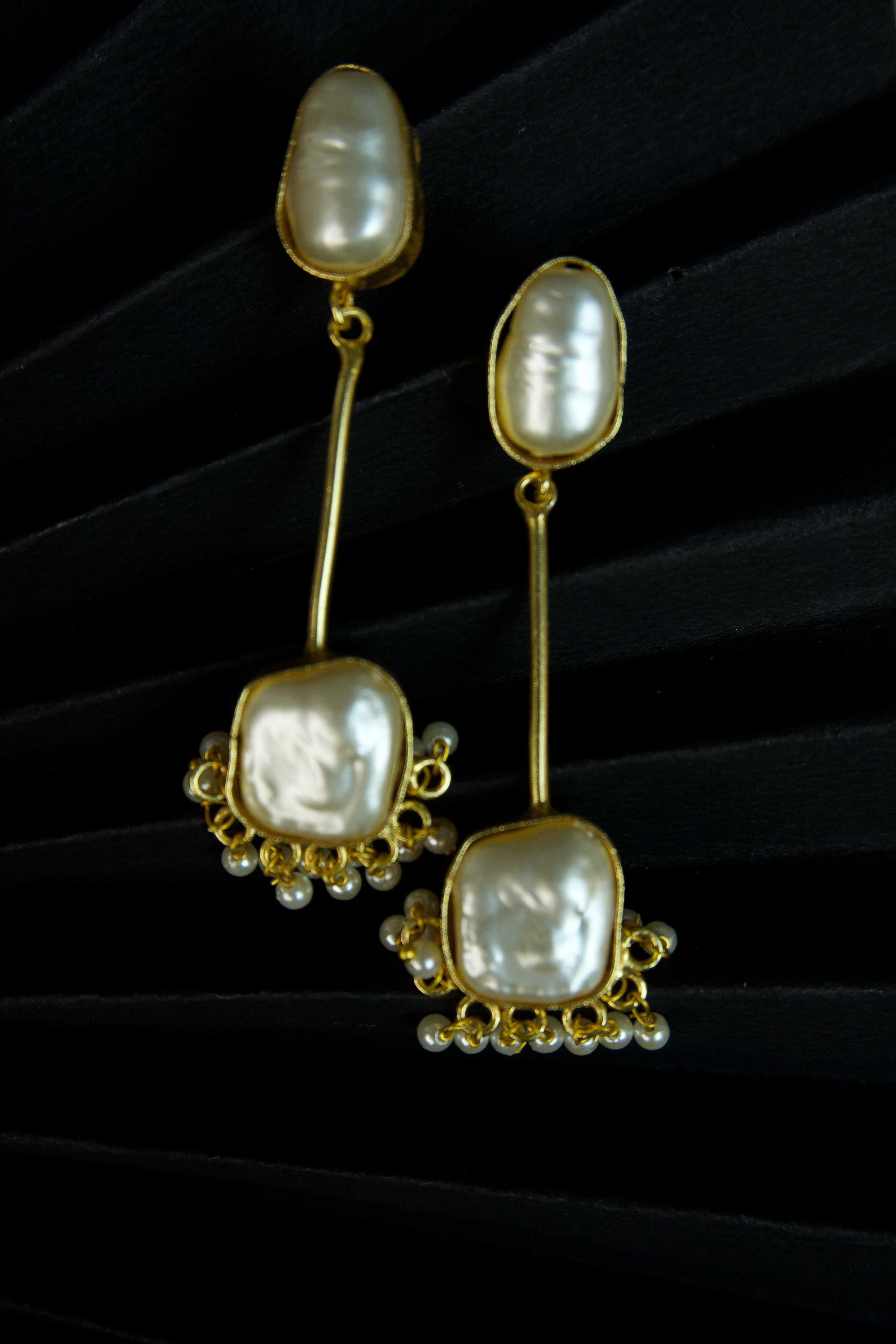 LYRA - AURA - PEARL STATEMENT EARRINGS - 7 Secondary image