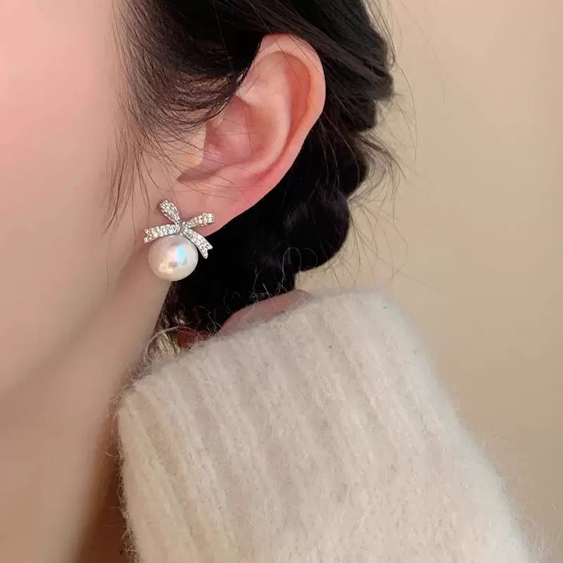 LYRA - AURA - PEARL STATEMENT EARRINGS - 9 Secondary image