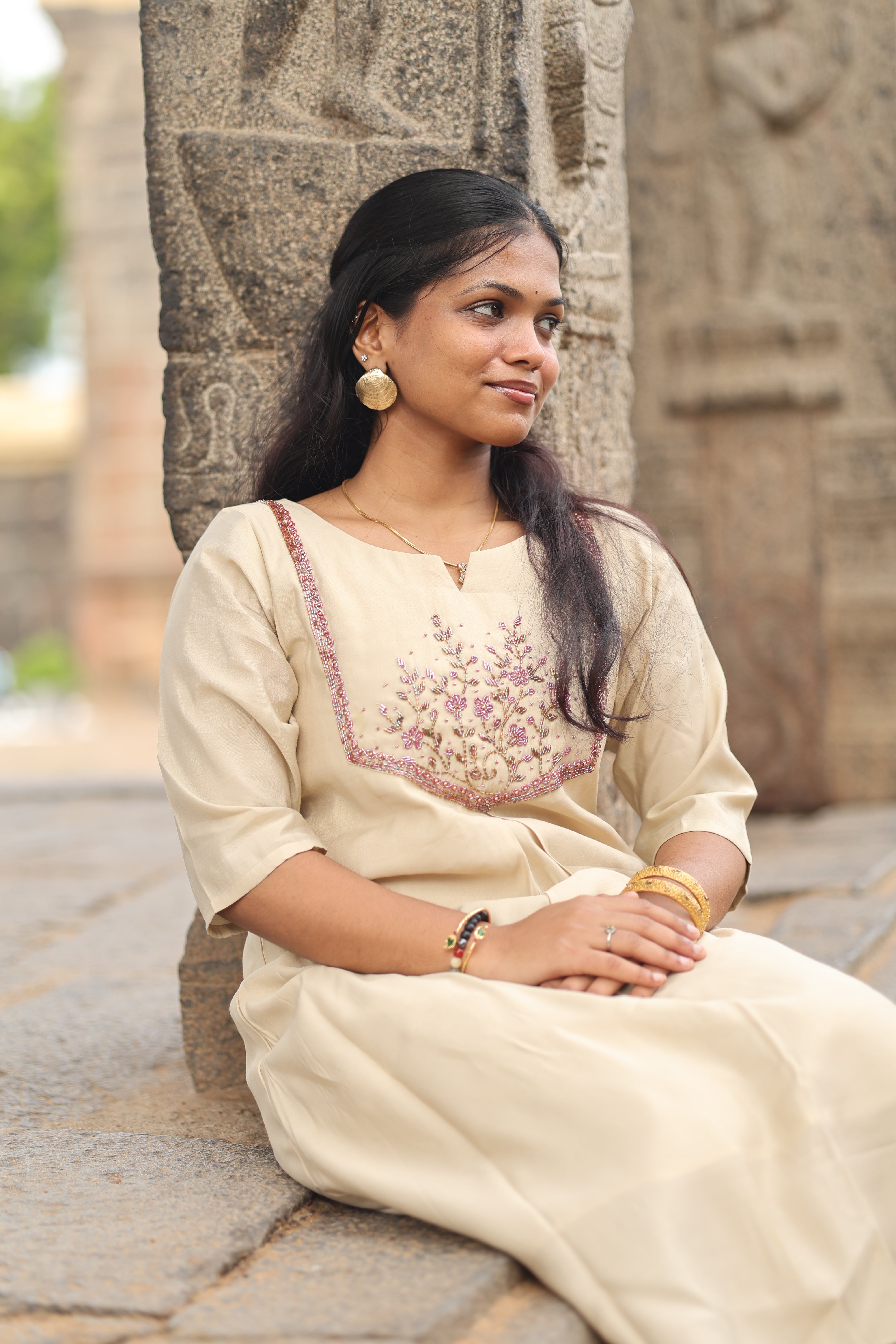Chembarathi (à´šàµ†à´®àµà´ªà´°à´¤àµà´¤à´¿) â€“ Banaras Silk with Cut Dhana & Sequin Beads Hand Embroidery Main image