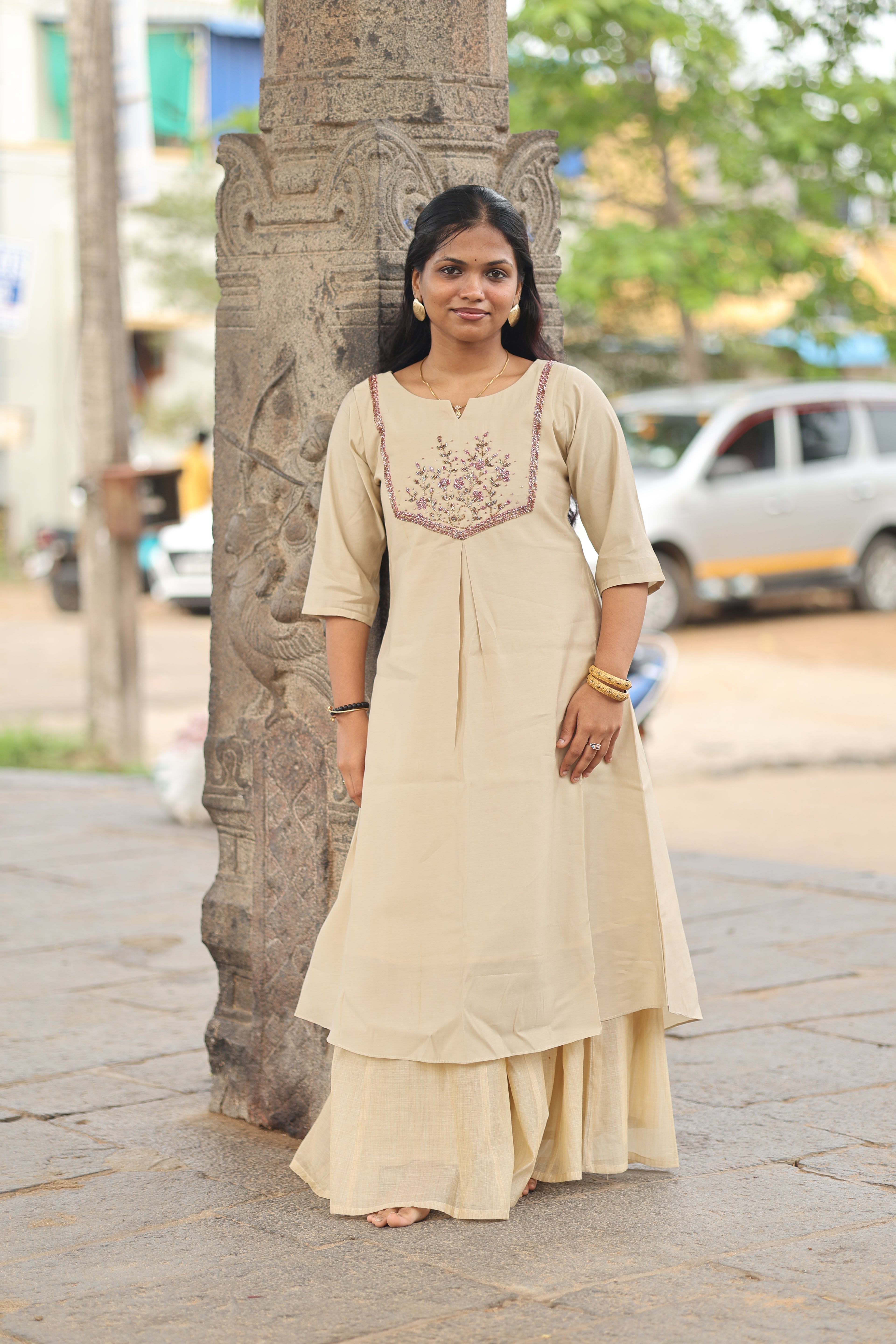 Chembarathi (à´šàµ†à´®àµà´ªà´°à´¤àµà´¤à´¿) â€“ Banaras Silk with Cut Dhana & Sequin Beads Hand Embroidery